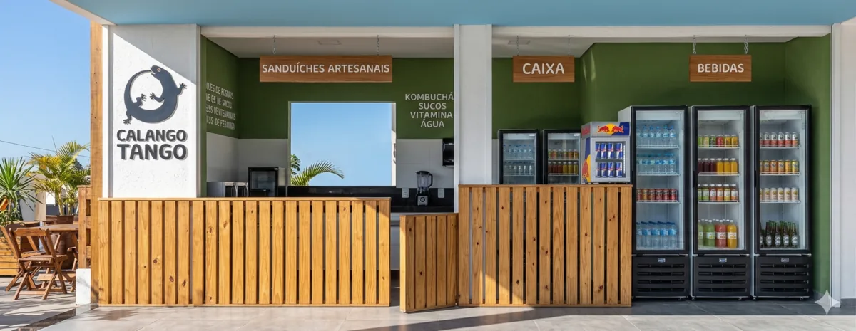 Calango Tango — Balcão de atendimento com painel ripado e expositores