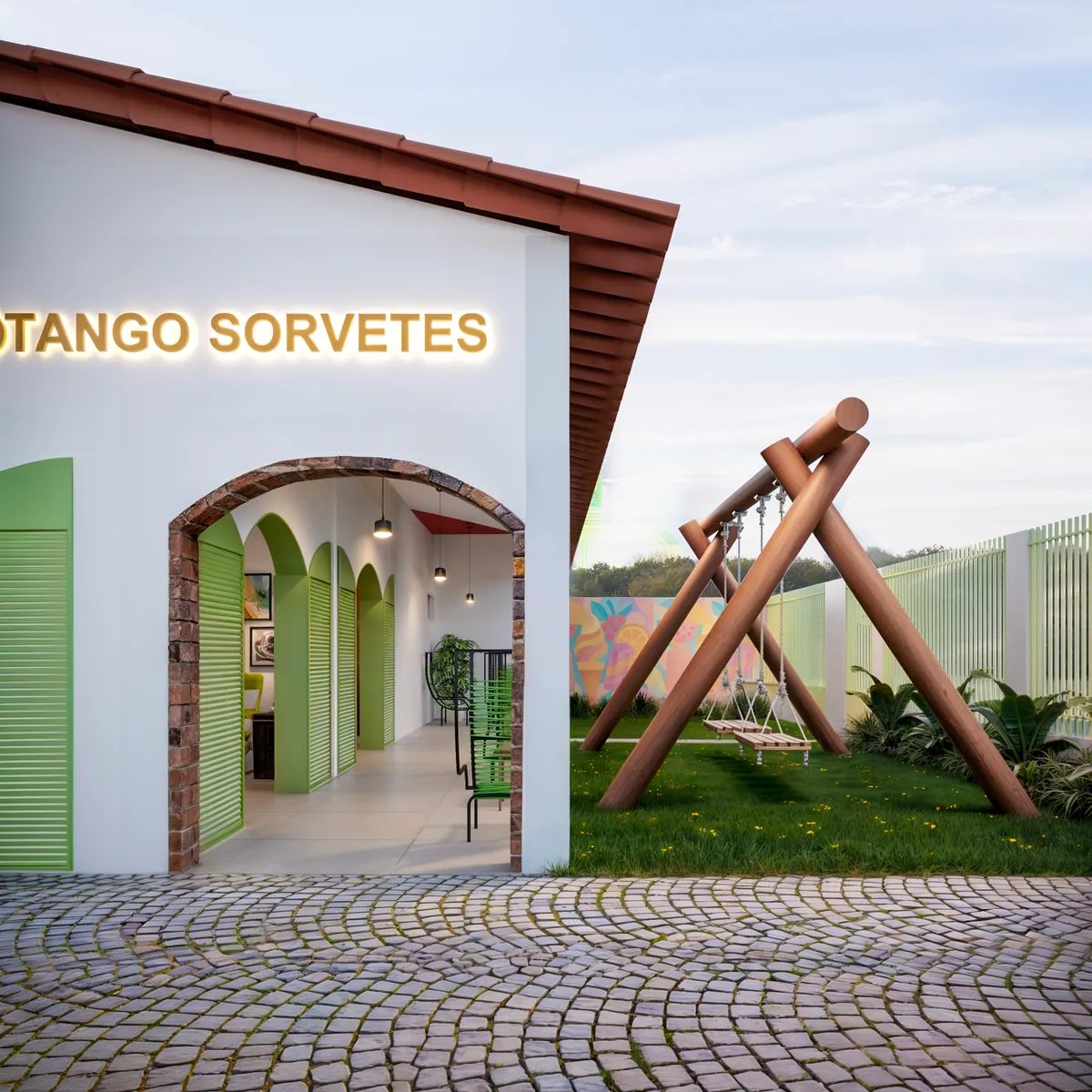 Orangotango Goianésia — Pátio coberto entre a loja e o estacionamento